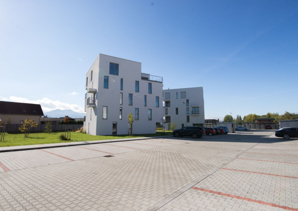 Dvojizbový byt s terasou v areáli Victory Port na prenájom