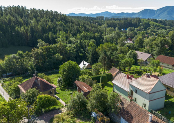 Výnimočná investičná príležitosť Rodinný dom s pozemkom 2712 m² na predaj – Jamník, Liptov 