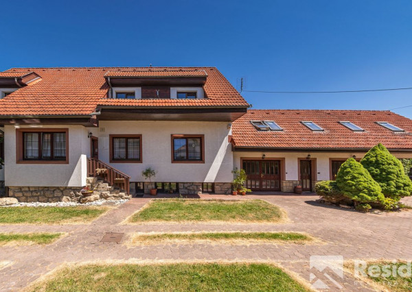 Rodinná usadlosť pri Váhu – domov, ktorý má dušu… aj potenciál!