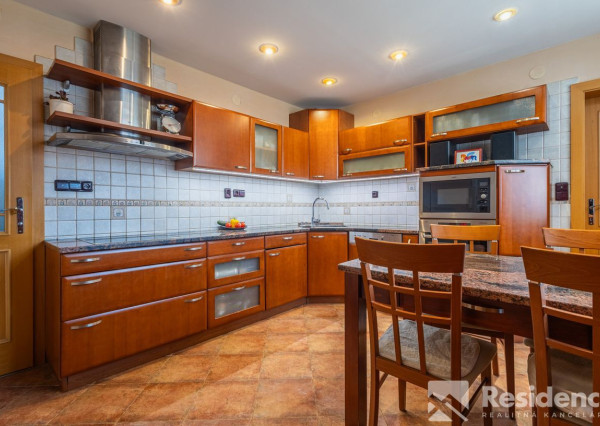 Rodinná usadlosť pri Váhu – domov, ktorý má dušu… aj potenciál!