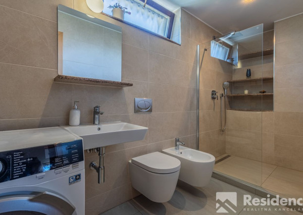 Rodinná usadlosť pri Váhu – domov, ktorý má dušu… aj potenciál!