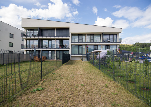 Prenájom 1- izbového bytu so zahradou v Stošiciach