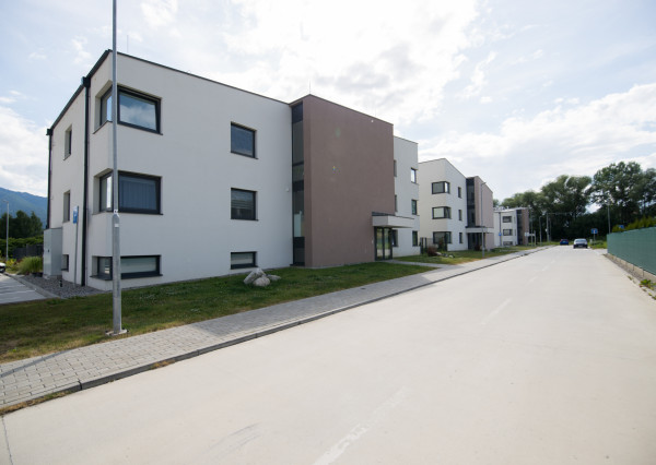 Prenájom 1- izbového bytu so zahradou v Stošiciach