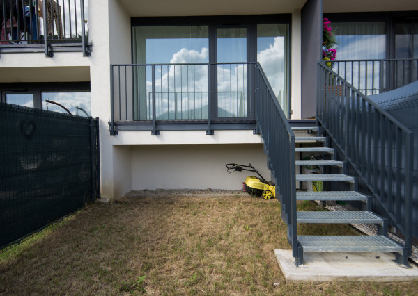 Prenájom 1- izbového bytu so zahradou v Stošiciach