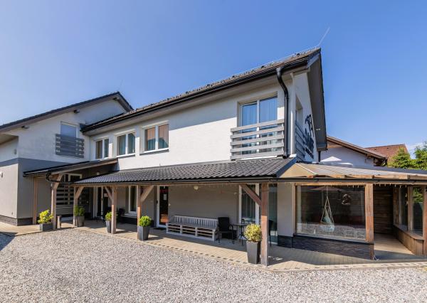 Priestranný apartmán s terasou na predaj – len 100 m od aquaparku Bešeňová!