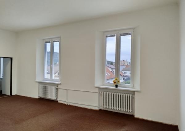 Veľká kancelária so zázemím v historickej budove na prenájom