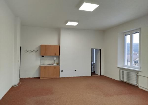 Veľká kancelária so zázemím v historickej budove na prenájom