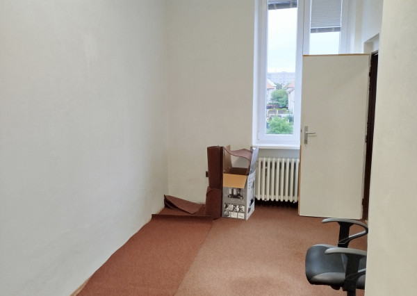 Veľká kancelária so zázemím v historickej budove na prenájom