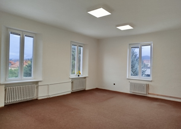 Veľká kancelária so zázemím v historickej budove na prenájom