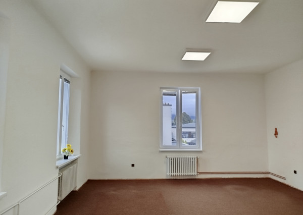 Veľká kancelária so zázemím v historickej budove na prenájom