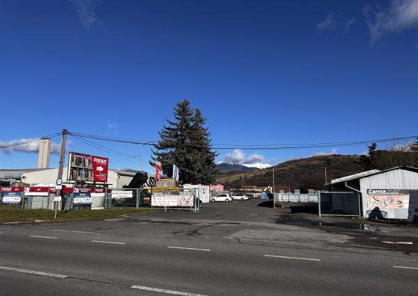 Oplotený areál na prenájom – skvelá poloha pri hlavnej ceste