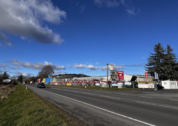 Oplotený areál na prenájom – skvelá poloha pri hlavnej ceste