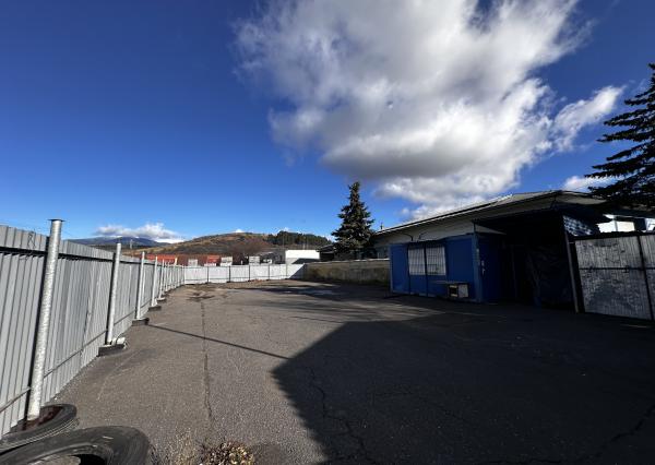 Oplotený areál na prenájom – skvelá poloha pri hlavnej ceste