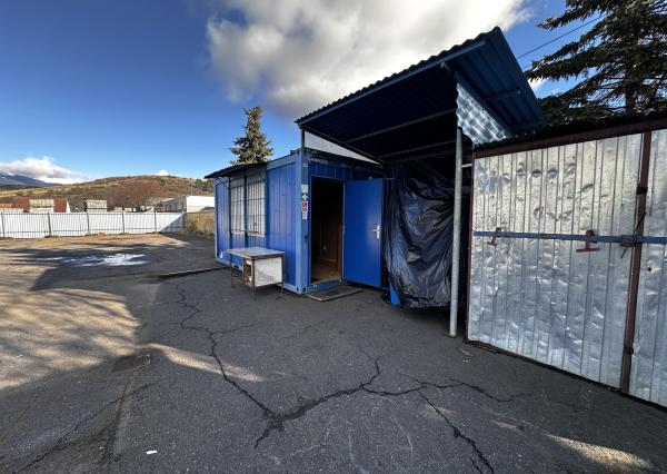 Oplotený areál na prenájom – skvelá poloha pri hlavnej ceste