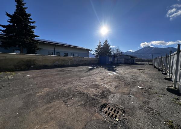 Oplotený areál na prenájom – skvelá poloha pri hlavnej ceste