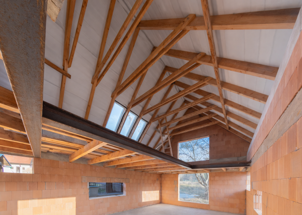 Rodinný dom v hrubej stavbe s pozemkom 2 152 m² Žiar/Liptov