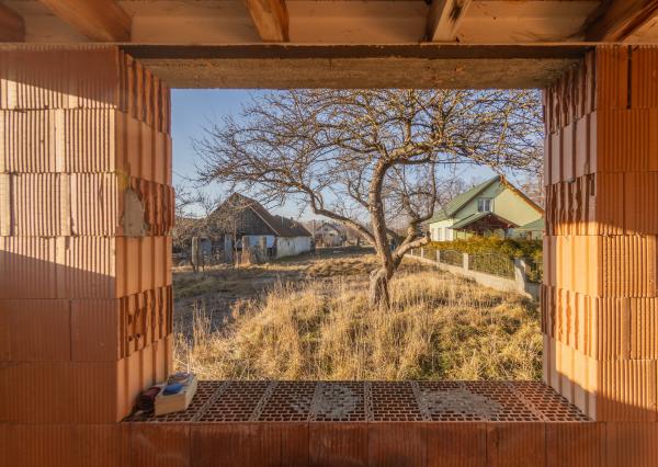 Rodinný dom v hrubej stavbe s pozemkom 2 152 m² Žiar/Liptov