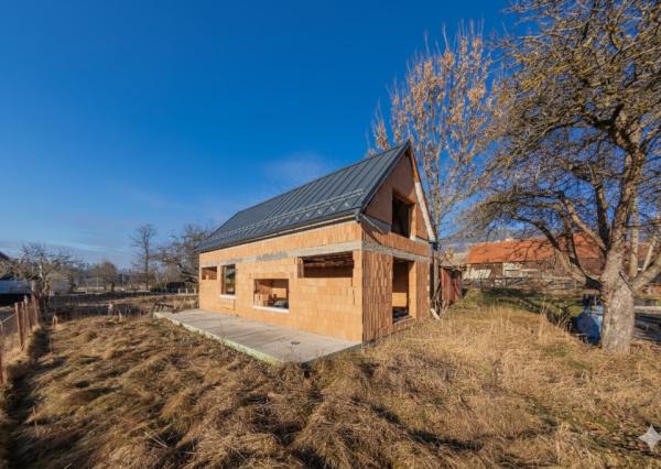 Rodinný dom v hrubej stavbe s pozemkom 2 152 m² Žiar/Liptov
