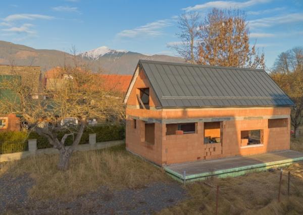 Rodinný dom v hrubej stavbe s pozemkom 2 152 m² Žiar/Liptov