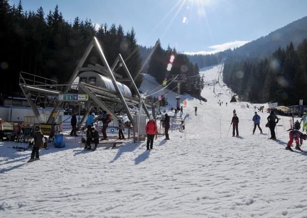Slnečný stavebný pozemok s panoramatickým výhľadom – Závažná Poruba, Pod Poludnicou