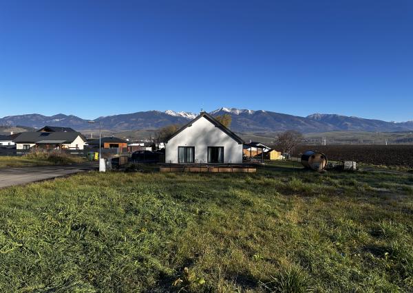 Slnečný stavebný pozemok s panoramatickým výhľadom – Závažná Poruba, Pod Poludnicou