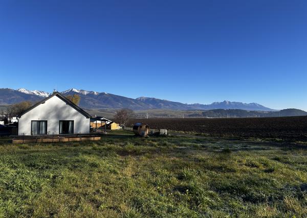 Slnečný stavebný pozemok s panoramatickým výhľadom – Závažná Poruba, Pod Poludnicou