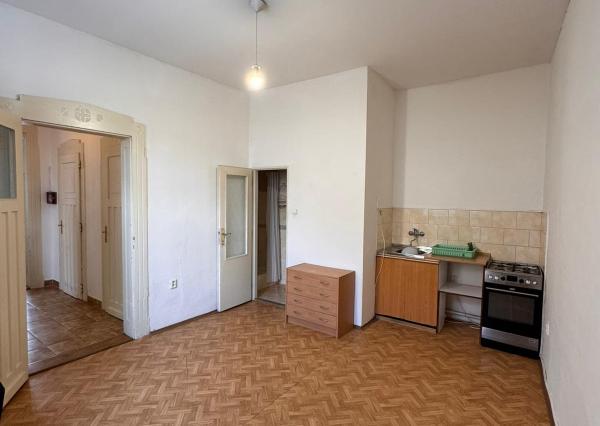 Prenájom: Veľký trojizbový byt v centre s parkovaním a pavlačou