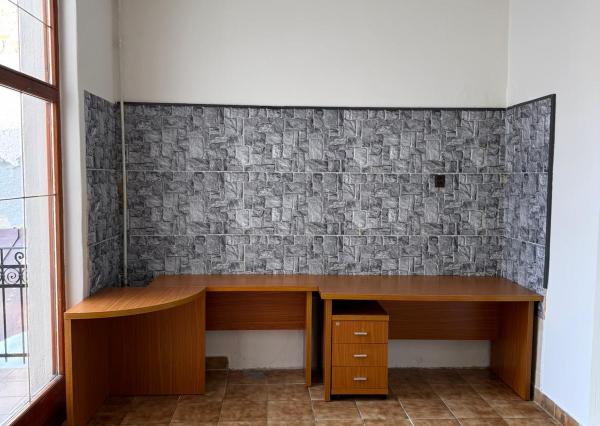 Prenájom: Veľký trojizbový byt v centre s parkovaním a pavlačou