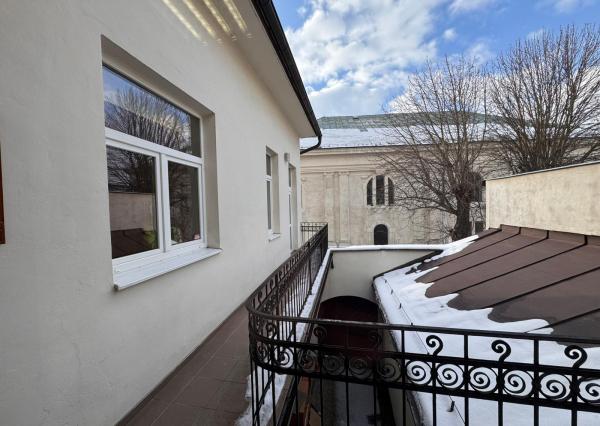 Prenájom: Veľký trojizbový byt v centre s parkovaním a pavlačou