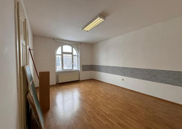 Prenájom: Veľký trojizbový byt v centre s parkovaním a pavlačou