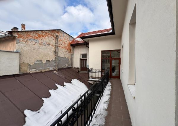 Prenájom: Veľký trojizbový byt v centre s parkovaním a pavlačou