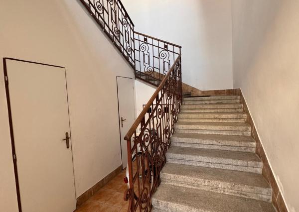 Prenájom: Veľký trojizbový byt v centre s parkovaním a pavlačou