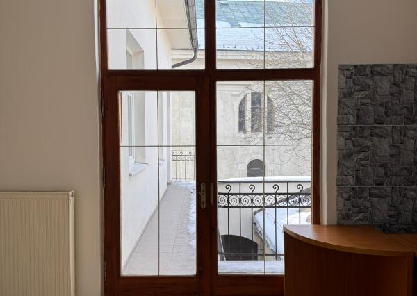 Prenájom: Veľký trojizbový byt v centre s parkovaním a pavlačou