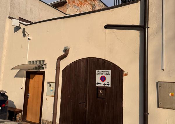 Prenájom: Veľký trojizbový byt v centre s parkovaním a pavlačou