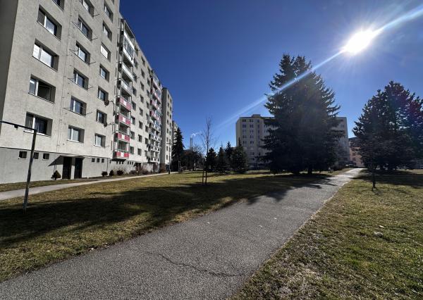 Na Predaj priestranný 4-izbový byt s výmerou 79,8 m² centrum