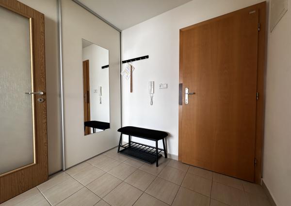 Prenájom Útulný 2-izbový byt s balkónom a parkovacím miestom