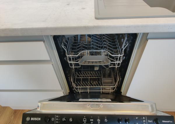 MODERNÝ A KOMPLETNE ZREKONŠTRUOVANÝ 2-IZBOVÝ BYT NA PRENÁJOM