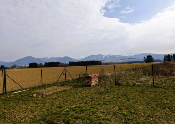 Slnečný stavebný pozemok s výhľadom na Tatry – Liptov