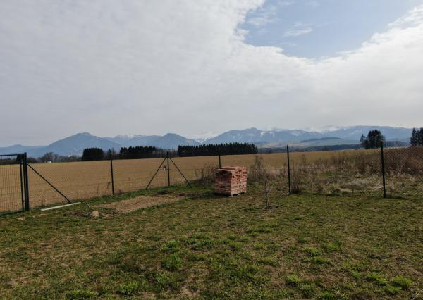 Slnečný stavebný pozemok s výhľadom na Tatry – Liptov
