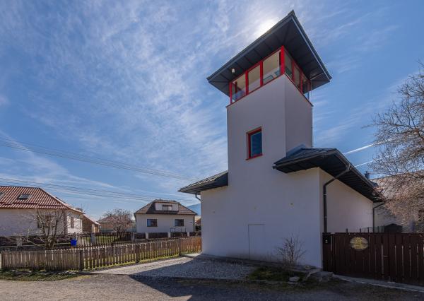 Štýlové bývanie – Unikátny rodinný dom s vežou, aký nemá nikto