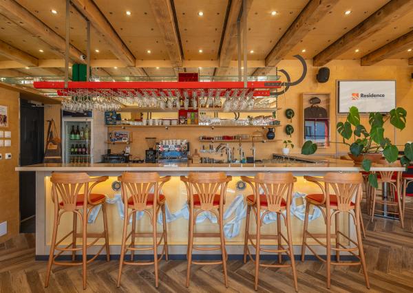 Zabehnutý bar s apartmánom a vlastnou vyhliadkovou vežou