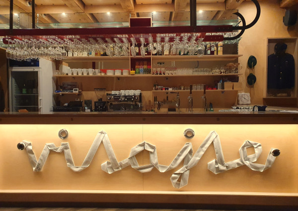 Zabehnutý bar s apartmánom a vlastnou vyhliadkovou vežou