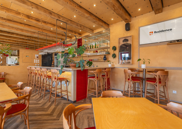 Zabehnutý bar s apartmánom a vlastnou vyhliadkovou vežou