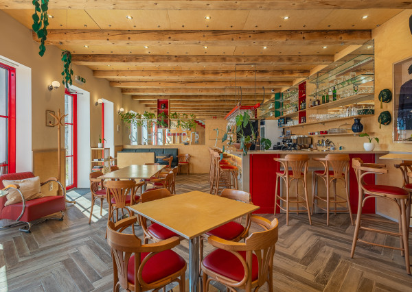 Zabehnutý bar s apartmánom a vlastnou vyhliadkovou vežou