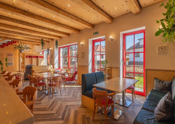 Zabehnutý bar s apartmánom a vlastnou vyhliadkovou vežou