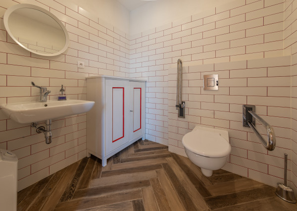 Zabehnutý bar s apartmánom a vlastnou vyhliadkovou vežou