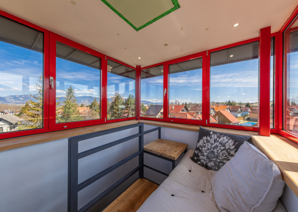 Zabehnutý bar s apartmánom a vlastnou vyhliadkovou vežou