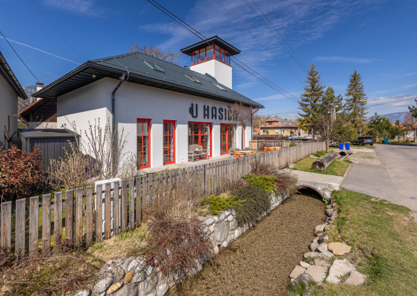 Zabehnutý bar s apartmánom a vlastnou vyhliadkovou vežou