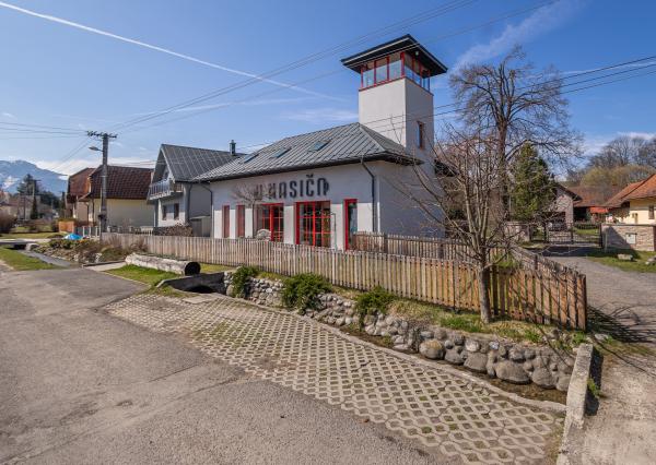 Zabehnutý bar s apartmánom a vlastnou vyhliadkovou vežou