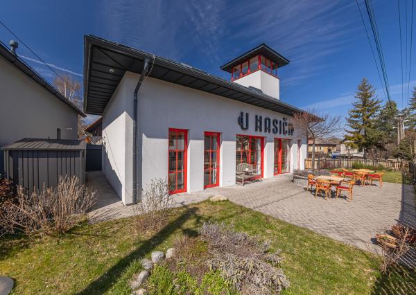 Zabehnutý bar s apartmánom a vlastnou vyhliadkovou vežou